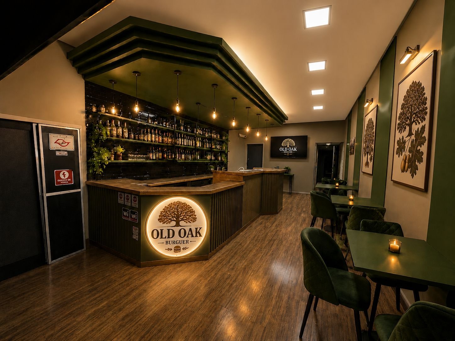 Interior da Old Oak Burguer: balcão de madeira com logo iluminado, prateleiras de bebidas, paredes verdes e mesas à luz de vela